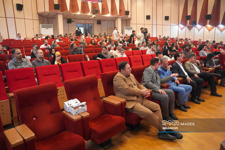 مراسم تجلیل از کارکنان مزدوج و صاحب فرزند شده شهرداری اصفهان در سال 1403