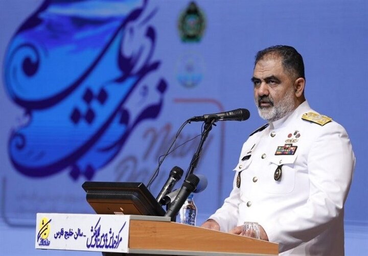 هنرمندان دستاوردهای ناوگروه ۸۶ نیروی دریایی را به تصویر بکشند