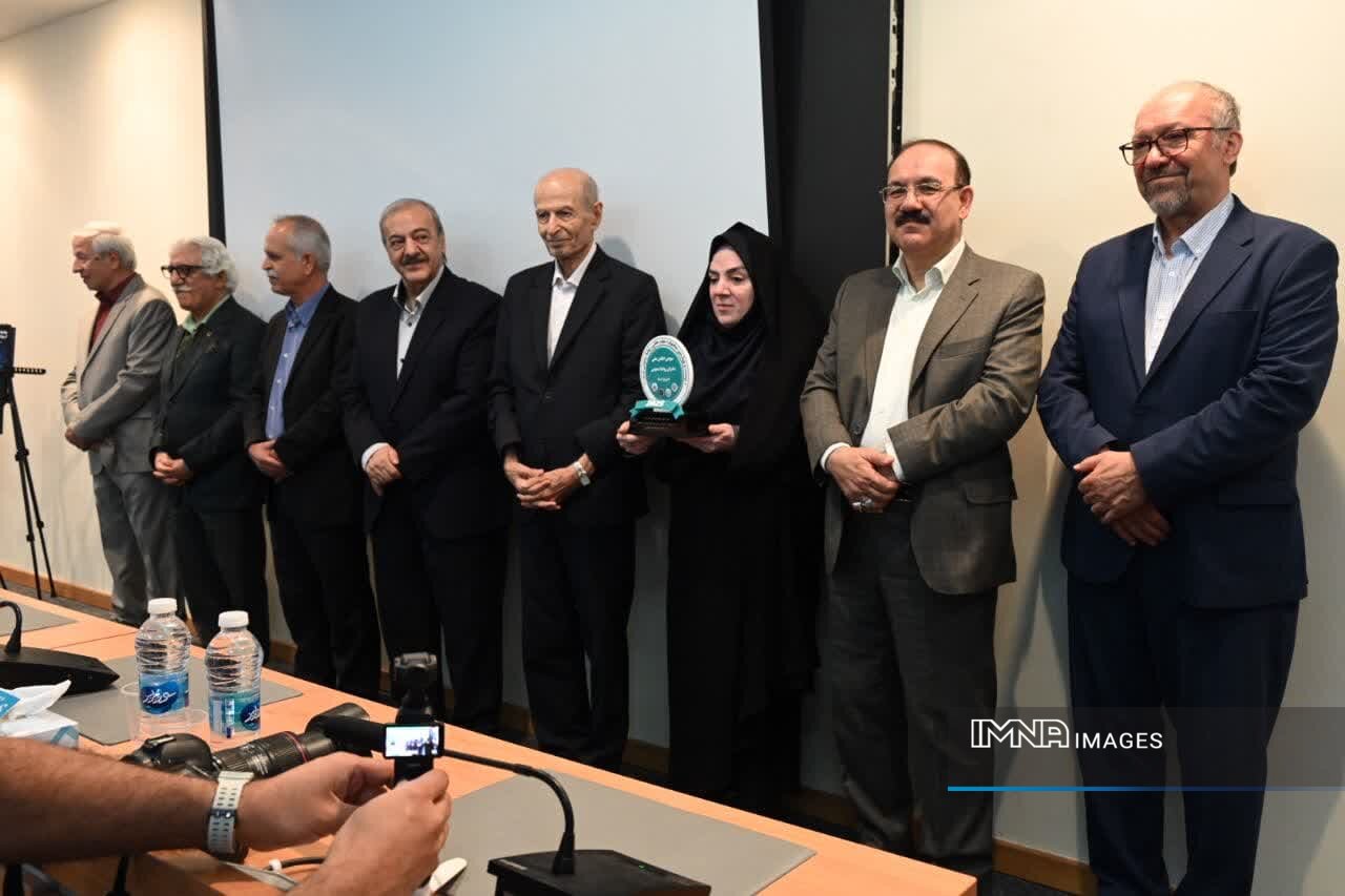 استمرار درخشش اداره کل ارتباطات شهرداری اصفهان در جشنوارههای ملی با کسب ۲ نشان ویژه