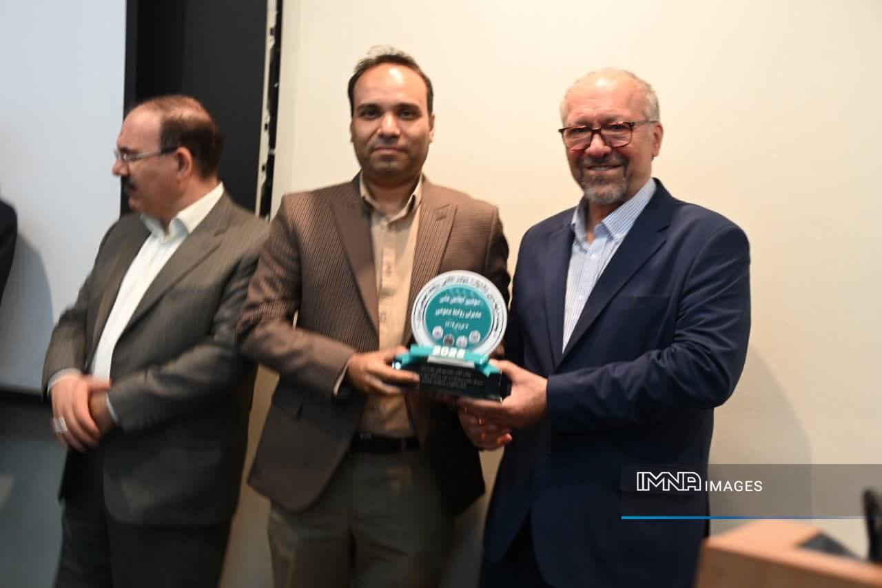استمرار درخشش اداره کل ارتباطات شهرداری اصفهان در جشنوارههای ملی با کسب ۲ نشان ویژه