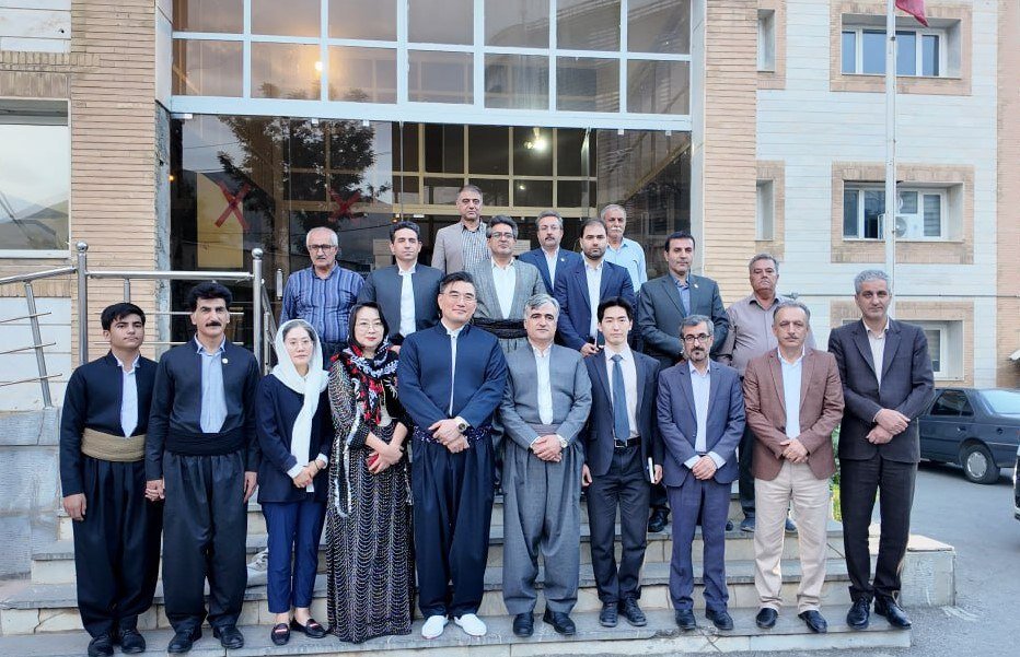 لباس فاخر کُردی بر تن سفیر کره جنونب + عکس