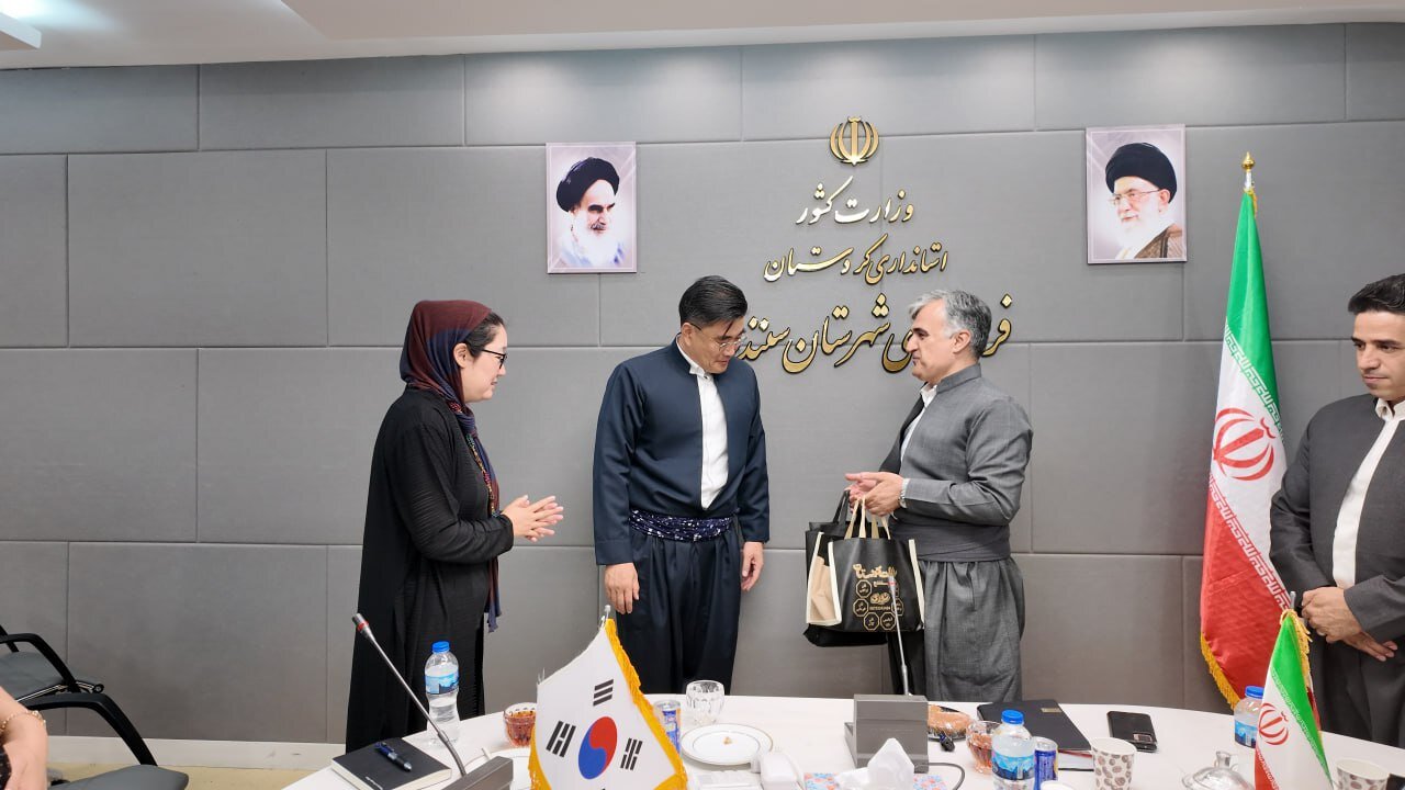 لباس فاخر کُردی بر تن سفیر کره جنونب + عکس