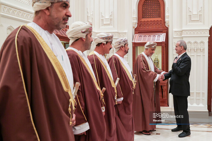 بدرقه رئیس جمهور توسط پادشاه عمان