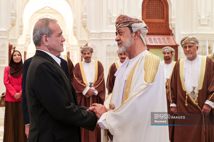 بدرقه رئیس جمهور توسط پادشاه عمان