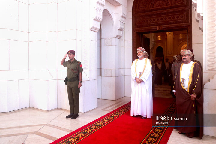 بدرقه رئیس جمهور توسط پادشاه عمان