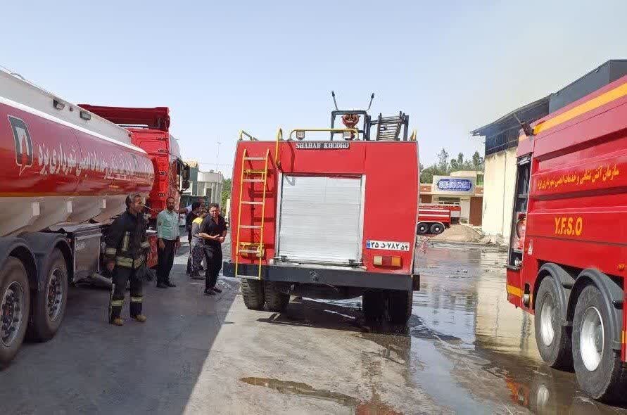 بسیج تمامی امکانات آتشنشانی یزد برای اطفای حریق کارخانه کارتنسازی