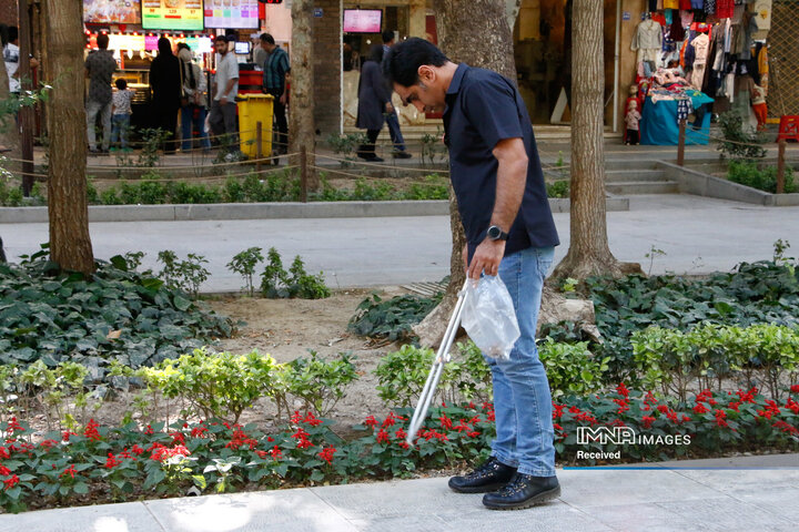 پویش جمع‌آوری ته‌سیگار از خیابان چهارباغ عباسی