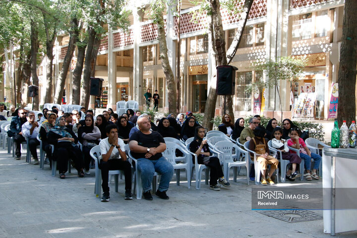 پویش جمع‌آوری ته‌سیگار از خیابان چهارباغ عباسی