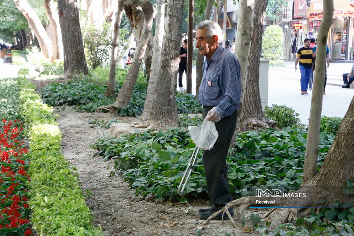 پویش جمع‌آوری ته‌سیگار از خیابان چهارباغ عباسی