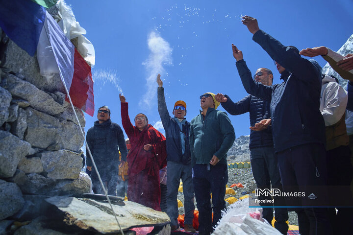 سومین نفر از سمت چپ رکورددار بیشترین صعود به قله اورست است.