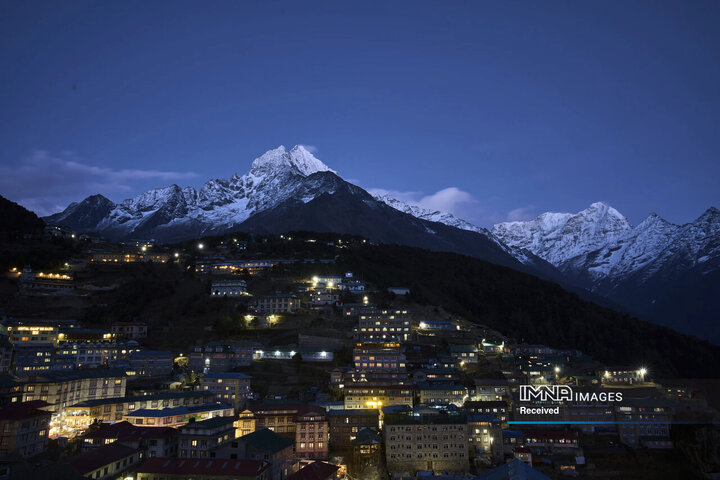 کوه Thamserku بر فراز شهر Namche Bazaar در نپال