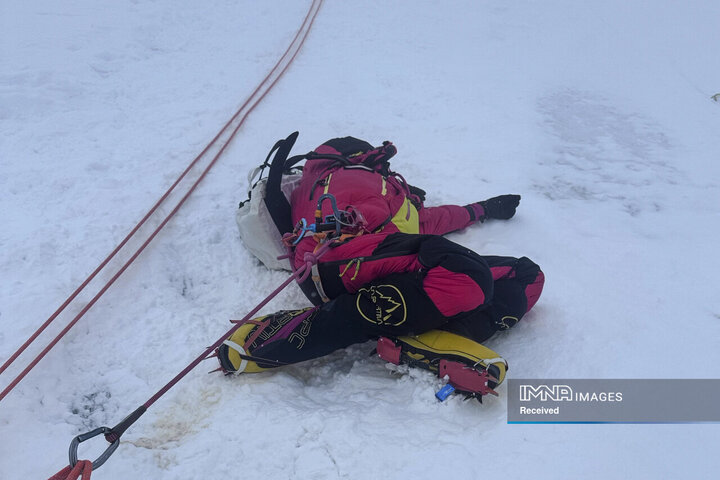 سد یک کوهنورد ناشناس در نزدیکی کمپ 4 در مسیر صعود به قله اورست