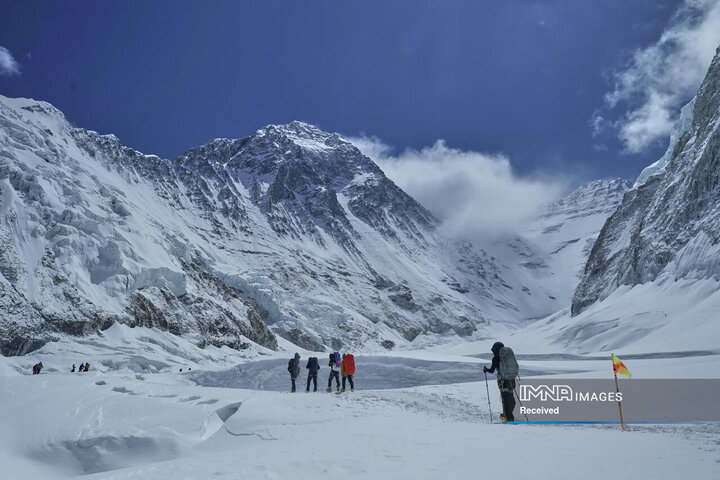 صعود کوهنوردان از کمپ 2 به کمپ 3 در مسیر قله اورست