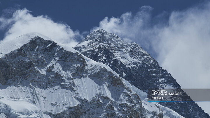 نمایی از قله اورست(سمت راست تصویر)