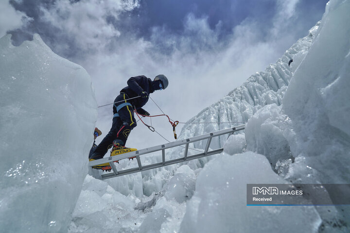 جلسه آموزشی در آبشار یخی خومبو پیش از صعود