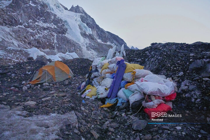 زباله ها در یک مرکز جمع آوری زباله در کمپ پایگاه اورست