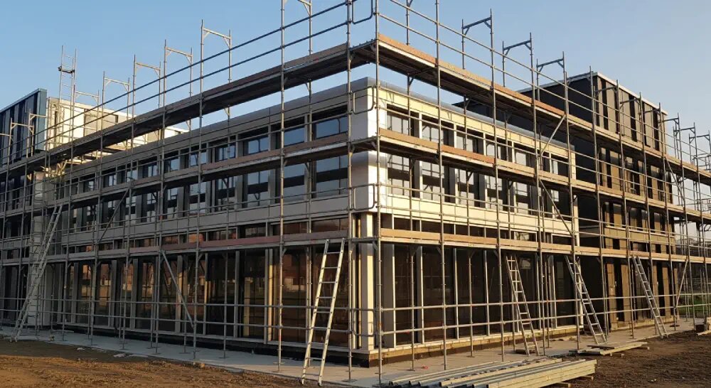 راهنمای کار ایمن روی داربست فلزی استاندارد در ارتفاع با تجهیزات کامل طبق مبحث ۱۲