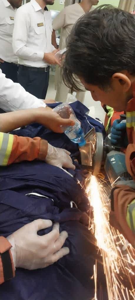 کارگر جوان به دلیل سقوط از ساختمان راهی بیمارستان شد+ عکس