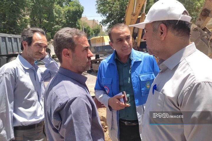 شبکه فاضلاب ۶۰ ساله اصفهان روی میز بازسازی/نجات خیابان آپادانا با تعویض ۲۰ متر لوله فاضلاب