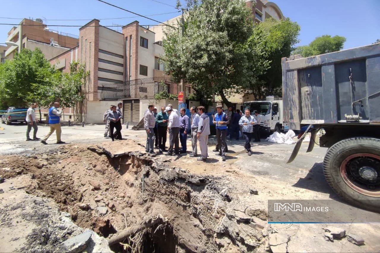 ایمن‌سازی محل فرونشست در خیابان آپادانا اول در حال انجام است