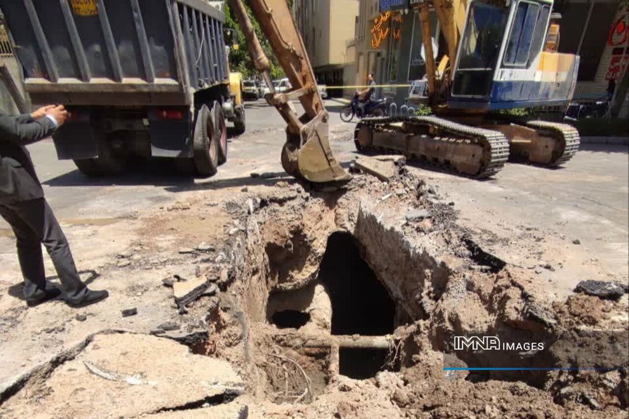 شبکه فاضلاب ۶۰ ساله اصفهان روی میز بازسازی/نجات خیابان آپادانا با تعویض ۲۰ متر لوله فاضلاب