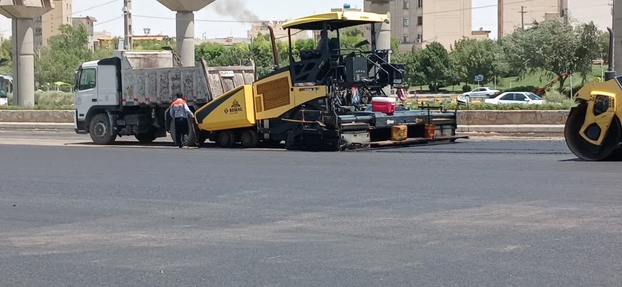 بهسازی روکش آسفالت پارک سواری شمالی به مساحت ۱۰ هزار مترمربع
