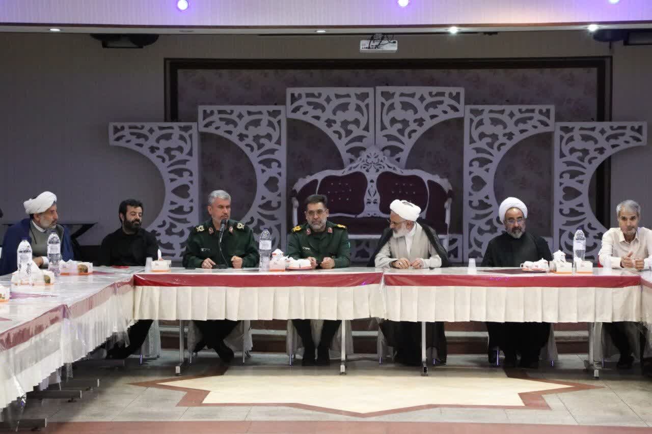 دیدار نماینده ولیفقیه در سپاه با خانوادههای شهدا حادثه تروریستی راسک+ عکس