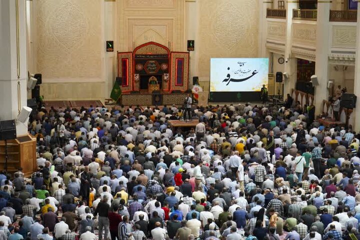 فیلم| زائران حرم شاهچراغ دعای عرفه را زمزمه کردند