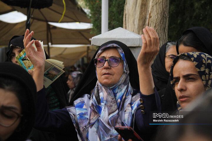 مراسم دعای پرفیض عرفه در آرامستان باغ رضوان اصفهان