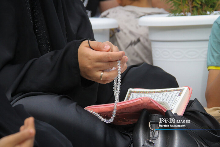 مراسم دعای پرفیض عرفه در آرامستان باغ رضوان اصفهان