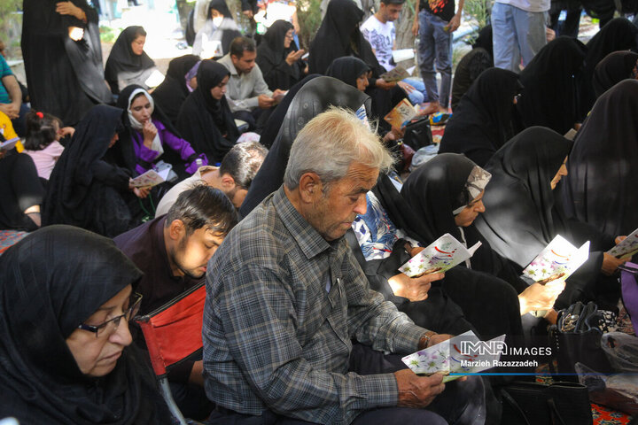 مراسم دعای پرفیض عرفه در آرامستان باغ رضوان اصفهان