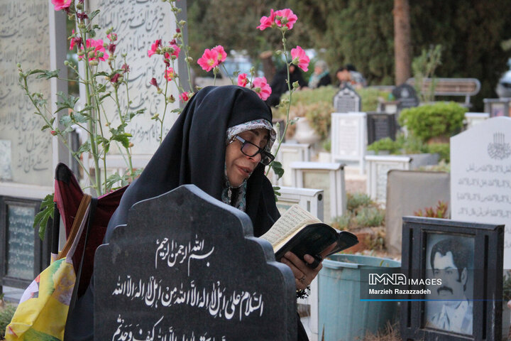 مراسم دعای پرفیض عرفه در آرامستان باغ رضوان اصفهان