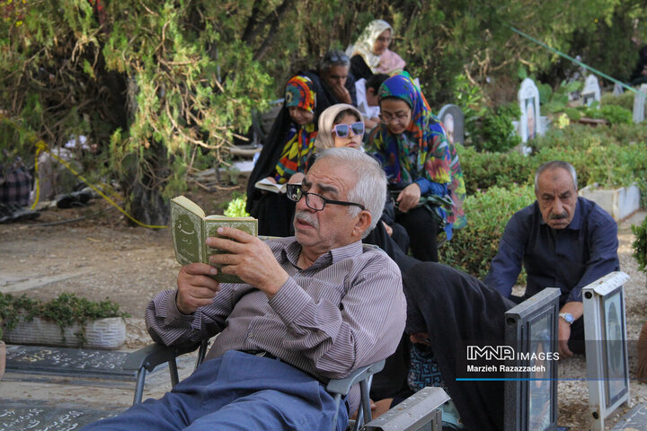 مراسم دعای پرفیض عرفه در آرامستان باغ رضوان اصفهان