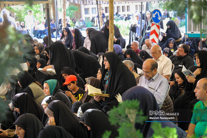 مراسم دعای پرفیض عرفه در آرامستان باغ رضوان اصفهان