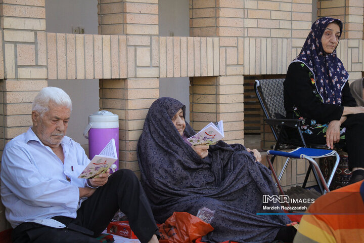 مراسم دعای پرفیض عرفه در آرامستان باغ رضوان اصفهان