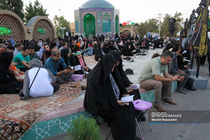 مراسم دعای پرفیض عرفه در آرامستان باغ رضوان اصفهان