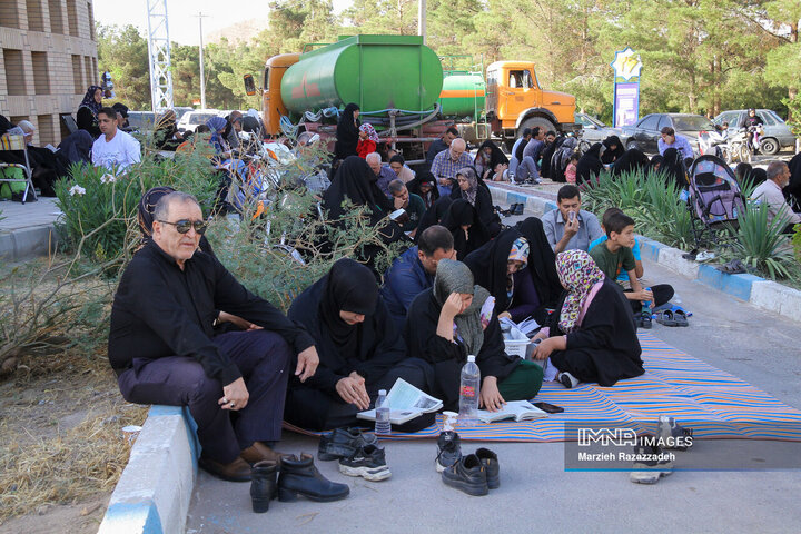 مراسم دعای پرفیض عرفه در آرامستان باغ رضوان اصفهان