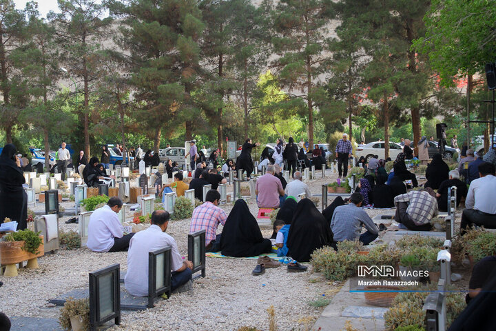 مراسم دعای پرفیض عرفه در آرامستان باغ رضوان اصفهان