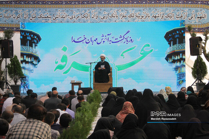 مراسم دعای پرفیض عرفه در آرامستان باغ رضوان اصفهان