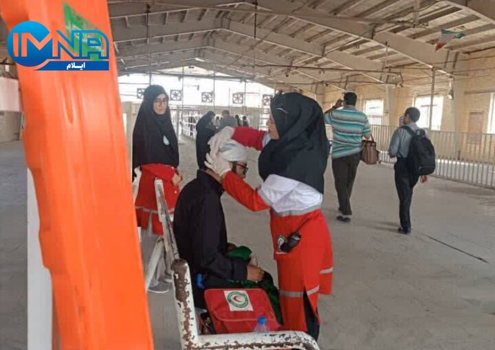 استقرار تیم‌های هلال احمر در پایانه مرزی مهران به منظور ارائه خدمات به زائران عرفه