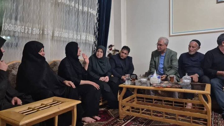 دیدار سخنگوی دولت و دستیار اجتماعی رئیس‌جمهور با خانواده مرحومه الهه حسین‌نژاد