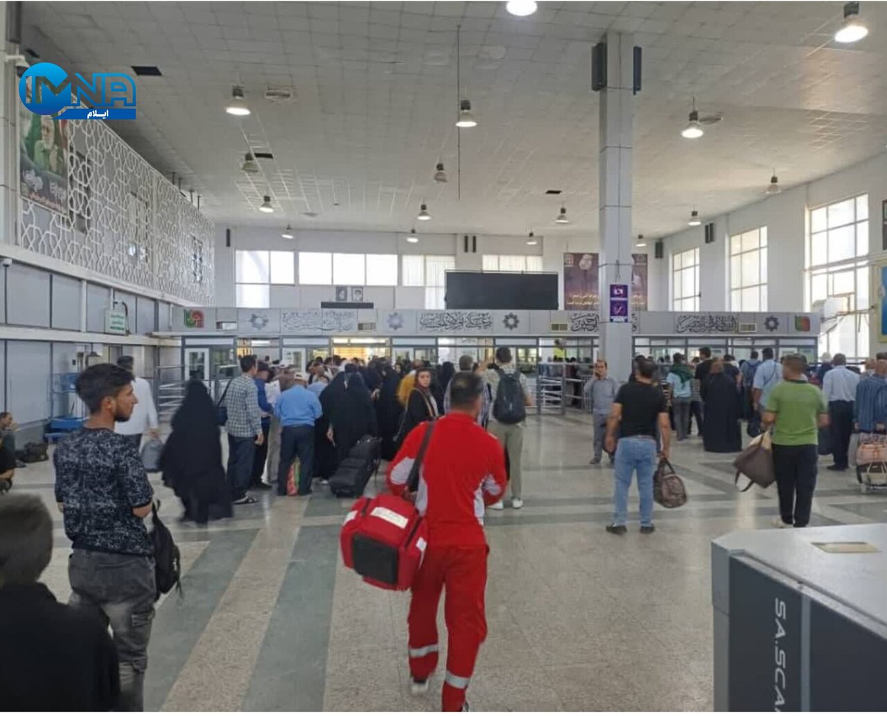 استقرار تیم‌های هلال احمر در پایانه مرزی مهران به منظور ارائه خدمات به زائران عرفه