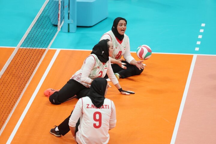 زهرا نجاتیعارف، مدال نقره خود را تقدیم شهدای حمله تروریستی کرد + فیلم