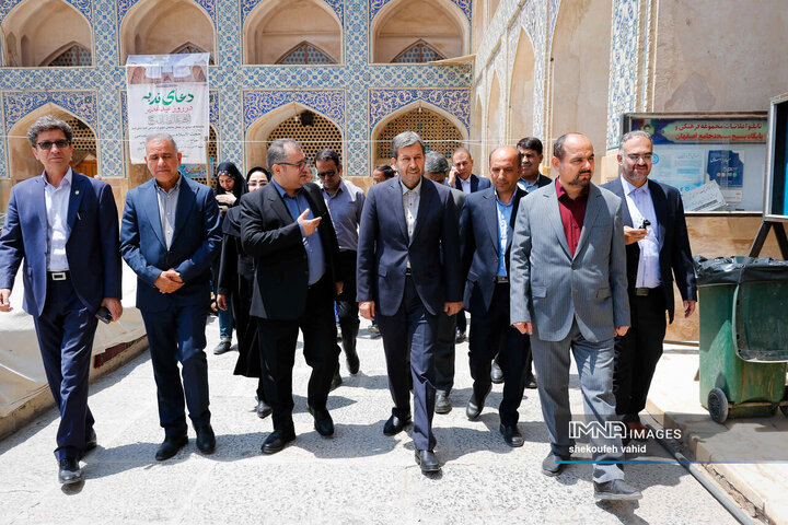 بازدید ۲.۵ ساعته استاندار اصفهان از مسجد جامع؛ تأکید بر تصویب فوری سند مدیریت و حفاظت