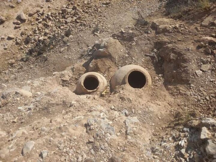 کشف ۲ خمره‌ تاریخی سفالی در شهرستان دهلران