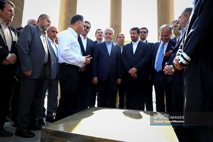 ادای احترام نمایندگان کشورهای عضو اکو به مقام ابوعلی سینا