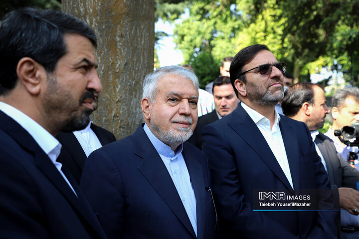 ادای احترام نمایندگان کشورهای عضو اکو به مقام ابوعلی سینا