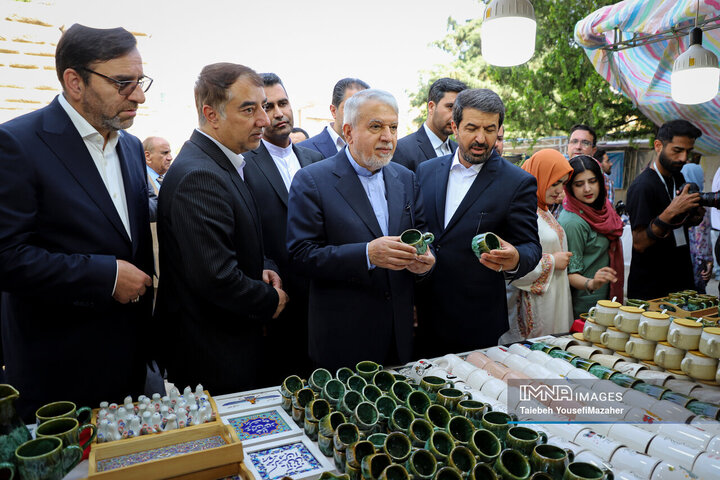 ادای احترام نمایندگان کشورهای عضو اکو به مقام ابوعلی سینا