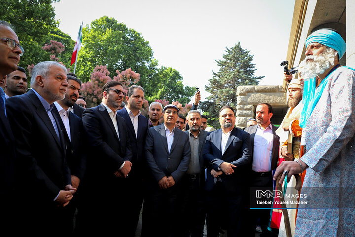 ادای احترام نمایندگان کشورهای عضو اکو به مقام ابوعلی سینا