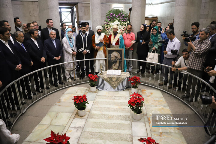 ادای احترام نمایندگان کشورهای عضو اکو به مقام ابوعلی سینا